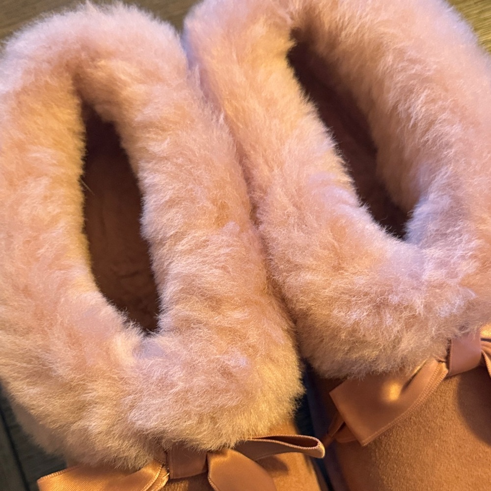 UGG Pink Suede Bailey Bow short boots with Satin Bow Brand New - Picture 3 of 5